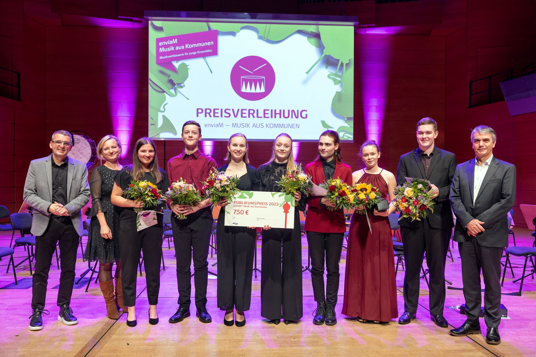 MIS_9841_erster_Platz_LA SPREZZATURA.jpg: KBE-Geschäftsführer Mike Ruckh, Johann Heller, Josefa Winterfeld, Elisabeth Zimmermann, Nastassja Ristau und enviaM-Vorstandsvorsitzender Stephan Lowis (v.l.n.r.)