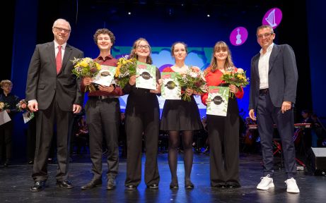 MIS_9841_erster_Platz_LA SPREZZATURA.jpg: KBE-Geschäftsführer Mike Ruckh, Johann Heller, Josefa Winterfeld, Elisabeth Zimmermann, Nastassja Ristau und enviaM-Vorstandsvorsitzender Stephan Lowis (v.l.n.r.)